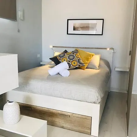 Estudio Con Amplia Terraza En Apartamento *