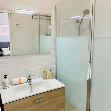 Estudio Con Amplia Terraza En Apartamento *